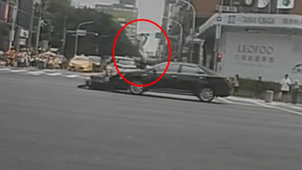 騎士闖紅燈遭撞噴上擋風玻璃 跟警說「我看是綠燈」