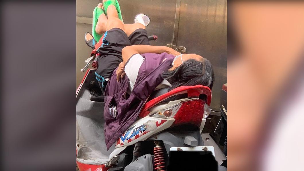 機車被佔!她見大媽「翹脚睡覺」超崩潰 網看驚呆:武林高手
