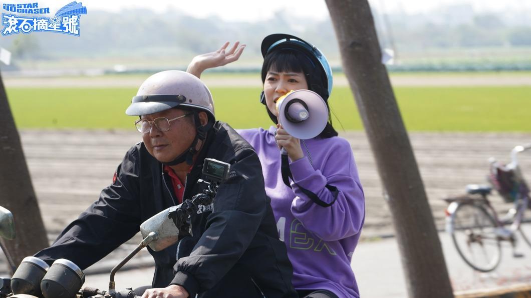 曹雅雯坐在機車後座,賣力尋找潛力新星。(圖/滾石唱片提供)