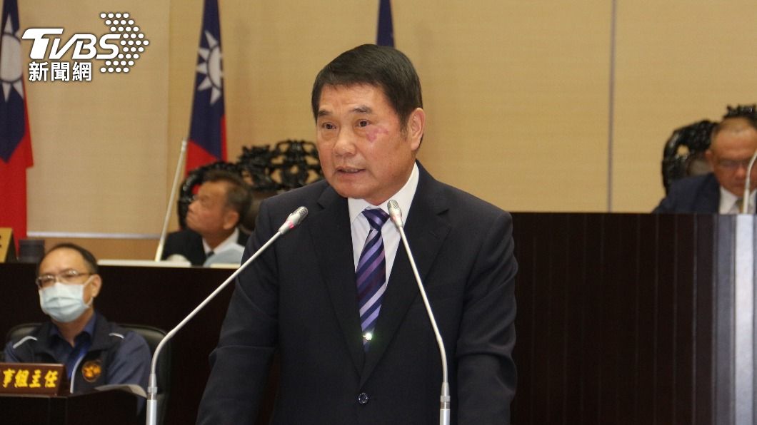 縣長鍾東錦（前）10日在議會表示，會盡量跟鄉親溝通，找出大家都能接受的方法，「但這是一定要做的」。（圖／中央社）