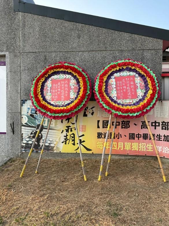 大陸網友看到台灣校門放著花圈非常震驚。(圖/翻攝自小紅書)