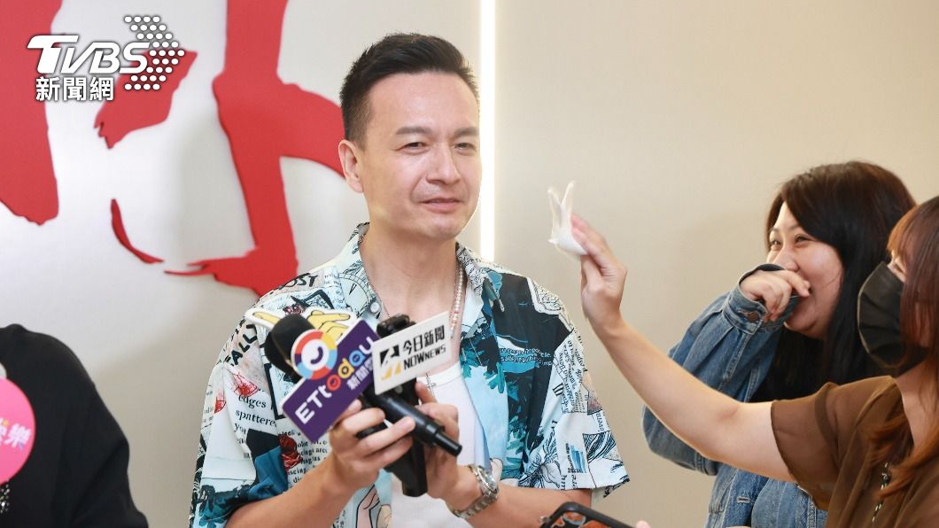 小鐘被逼到冒汗,美女記者好心幫忙擦汗。(圖/黃城碩攝)