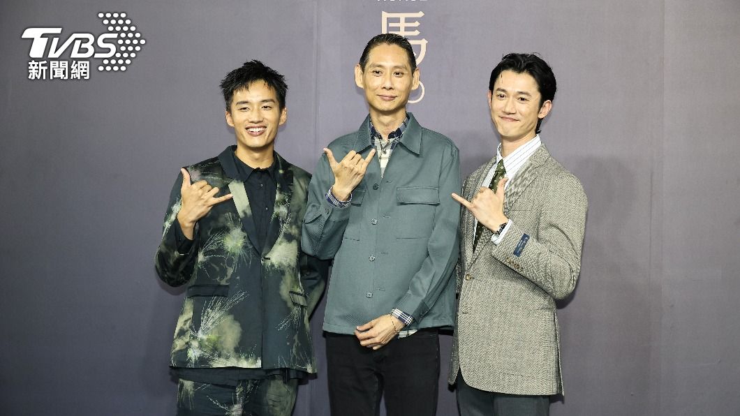 陳澤耀、導演王禮霖、吳慷仁比出金馬60手勢。(圖/張哲鳴攝)