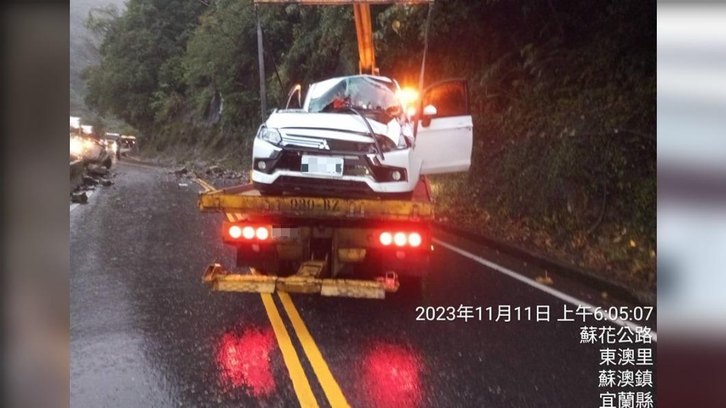 蘇花公路落石砸中小客車。（圖／翻攝自以蘇花公路即時路況為主的平台臉書）