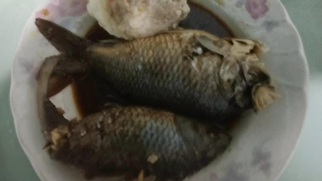 市場買2條「蔥燒鯽魚」掏500塊還不夠 價格曝光:被當盤子
