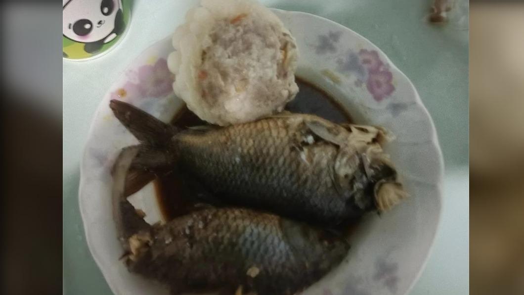 兩條蔥燒鯽魚和一塊苦瓜封。（圖／翻攝自爆怨公社）