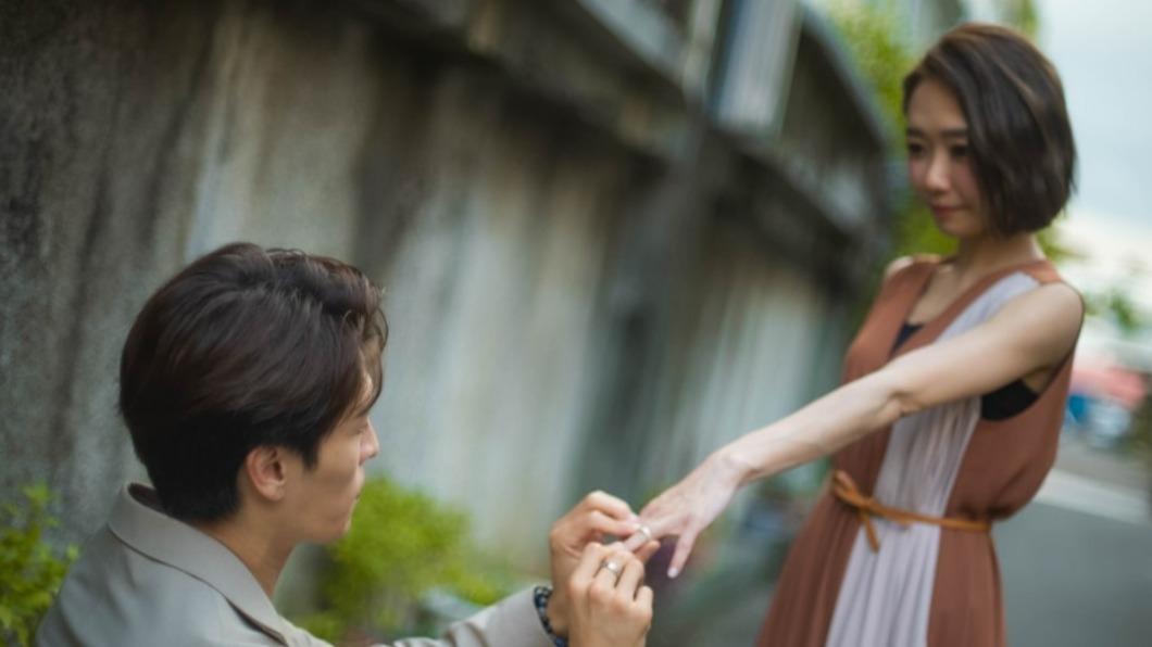 交往10個月宣布閃婚!何依霈情定龍語申 親回「肚皮動靜」