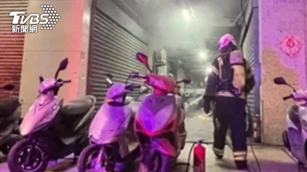 電動自行車突然起火還波及2輛腳踏車。(圖/TVBS)