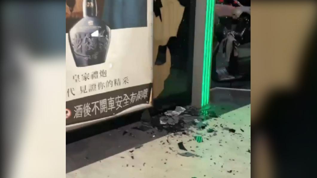 20多名男子瘋狂亂砸騎樓外裝潢。(圖/翻攝自記者爆料網)