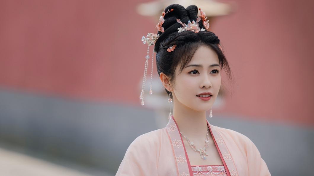 白鹿劇中扮相甜美。(圖/iQIYI提供)