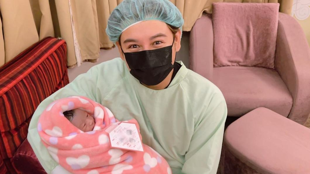 恭喜!葉家妤「苦熬18小時」迎第三胎 陳宇風感動曬父女合照