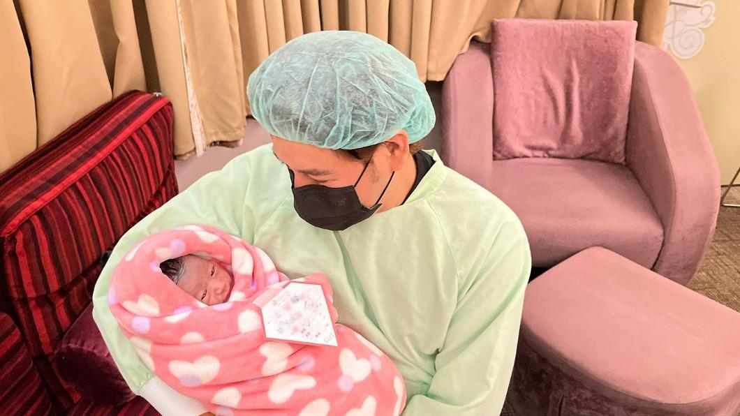 陳宇風小女兒近日誕生。(圖/翻攝自陳宇風臉書)