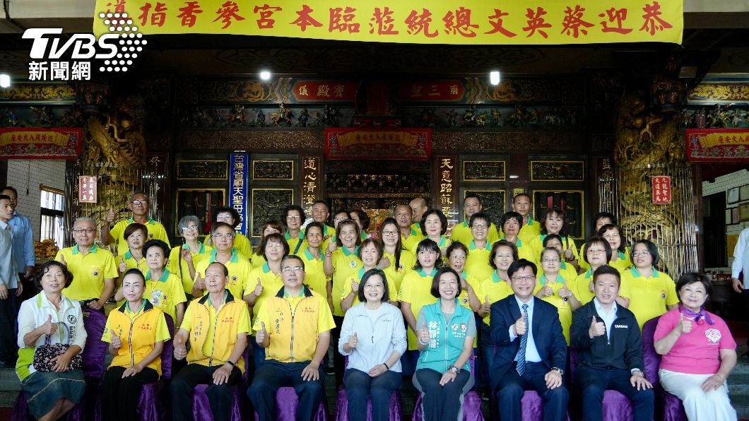 總統蔡英文今(11)日到台中龍井無極天道監修宮參拜。(圖/林靜儀辦公室提供)