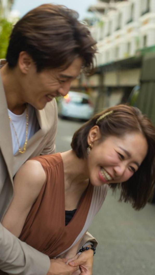 何依霈(右)、龍語申(左)今宣布結婚喜訊。(圖/翻攝自何依霈臉書)