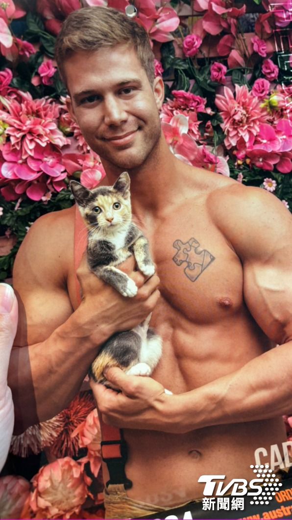 消防猛男月曆。（圖／翻攝自月曆）