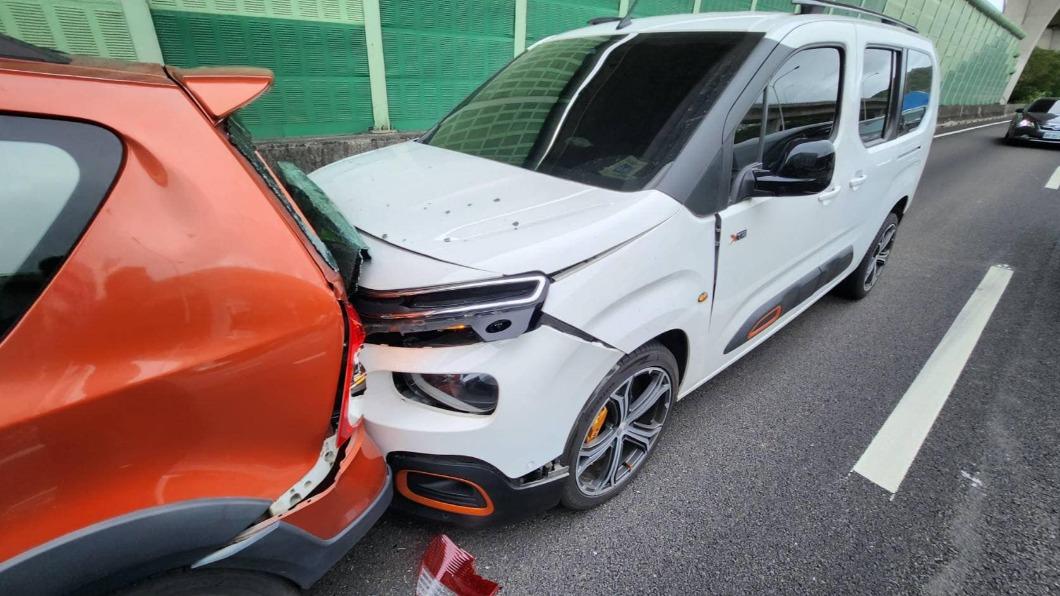 潔哥家車子的車蓋翹起來,頭燈也疑似撞碎。(圖/翻攝自潔哥臉書)