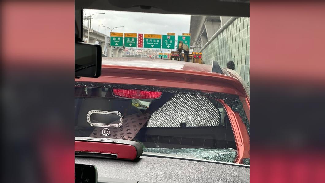 前方車子的玻璃遭撞碎。(圖/翻攝自潔哥臉書)