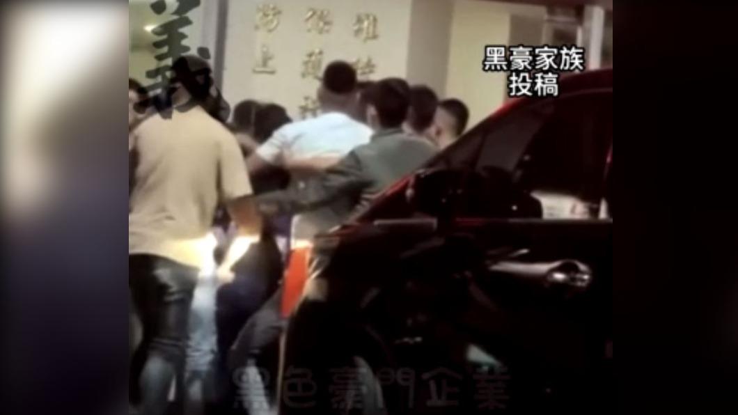 惡煞包圍派出所要員警踹共　竟是「這所長」出賣同仁個資