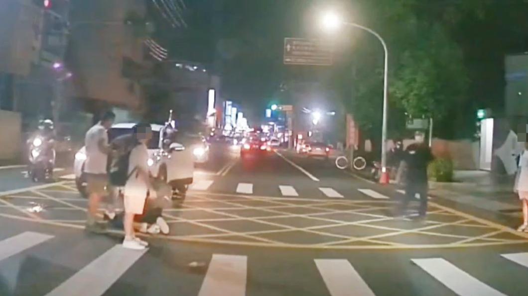 許多路過的同學都嚇壞了。（圖／翻攝自社會事新聞影音）