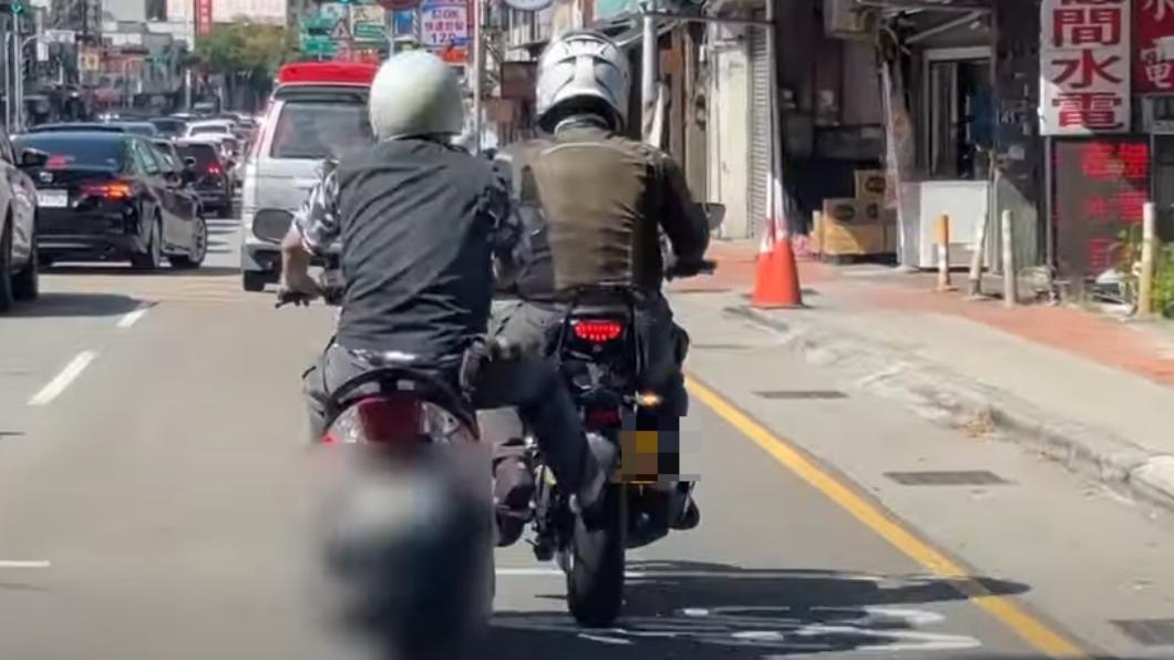 路人都看傻眼。(圖/翻攝自記者爆料網)
