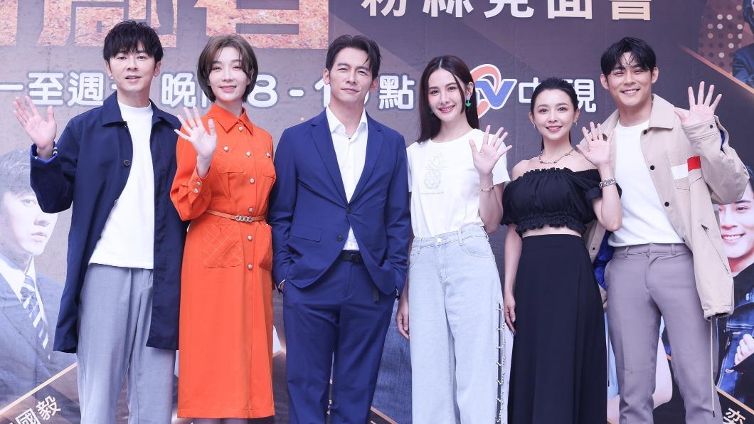 左起李國毅、蔡淑臻、温昇豪、安心亞、吳婉君、陳奕出席《開創者》粉絲見面會。(圖/中視提供)