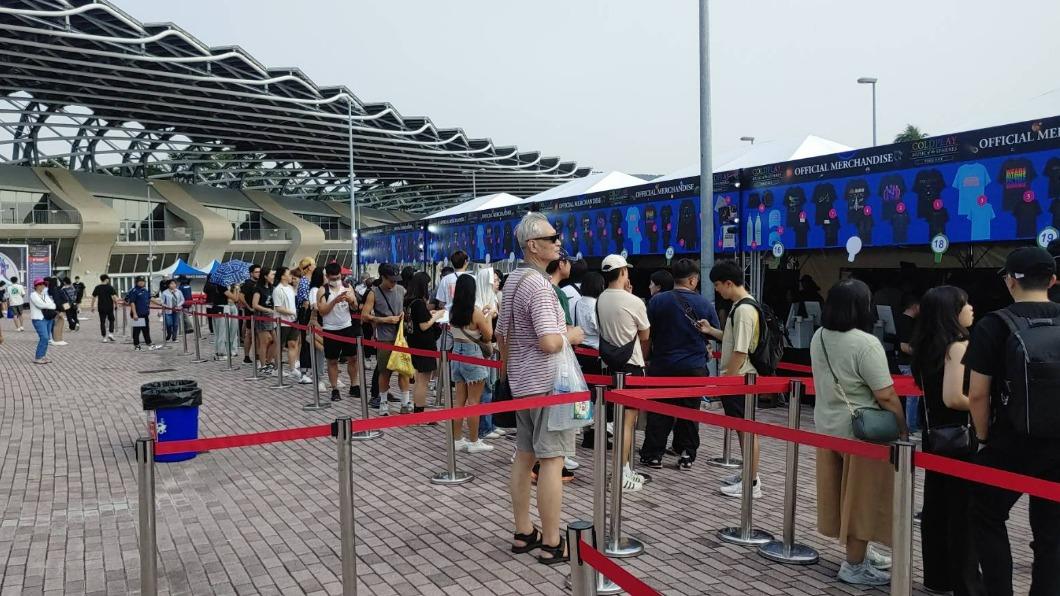 一大早不少歌迷迫不及待來到世運主場館搶買周邊(圖/民眾提供)