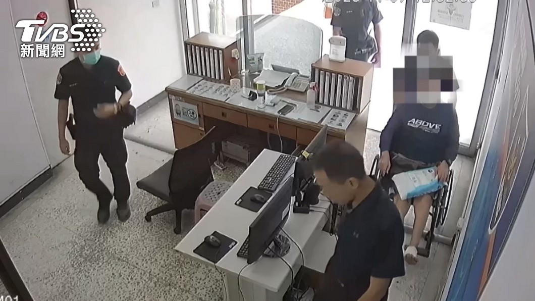 林男拒捕不慎踩空從4樓跌到2樓(圖/TVBS)
