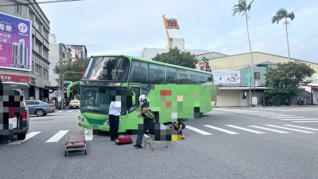 花蓮92歲老翁走行人穿越道 遭同向遊覽車撞倒命危