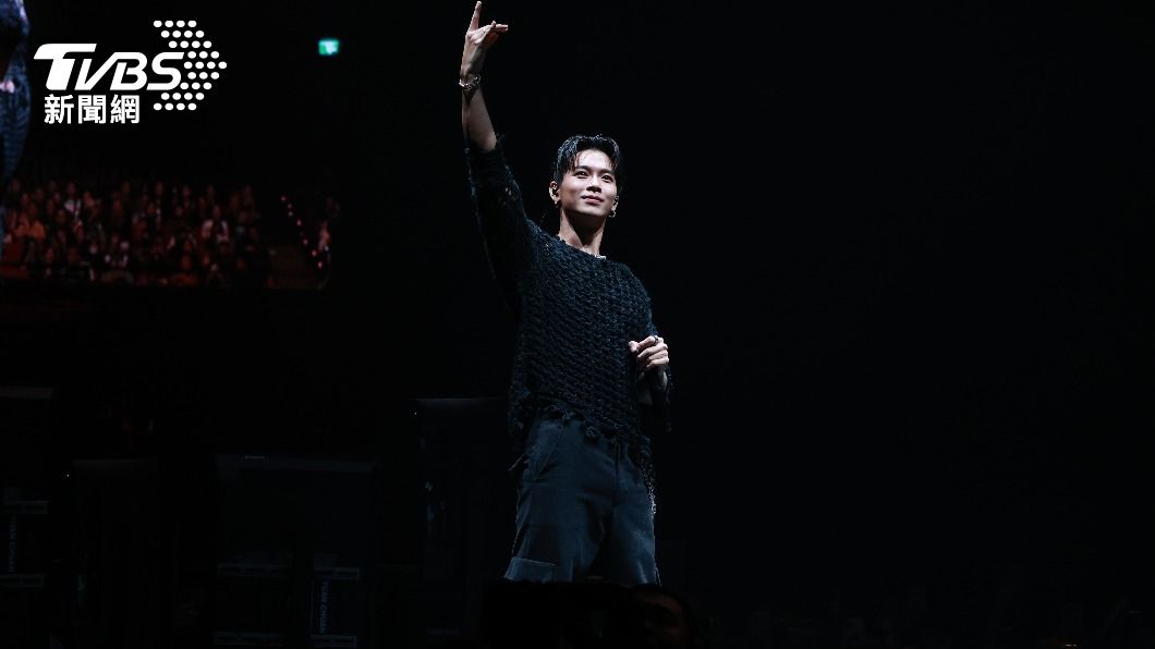 「行走的春藥」高爾宣唱一半衣服突被扒光衣衫不整 叫喊找媽媽