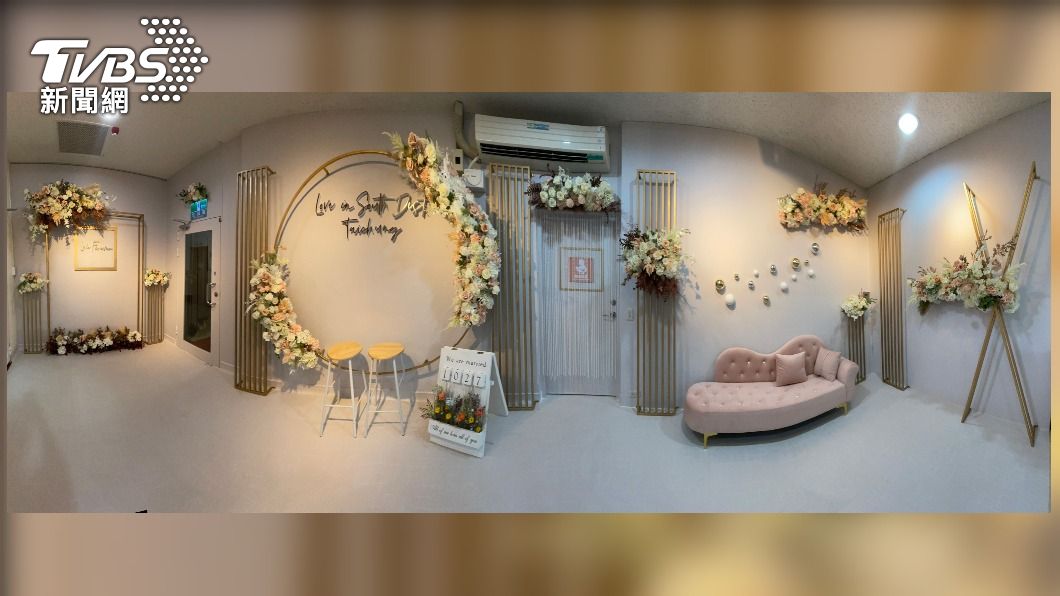 金屬幾何圖形配花框! 台中南區戶所超浪漫結婚牆換新登場