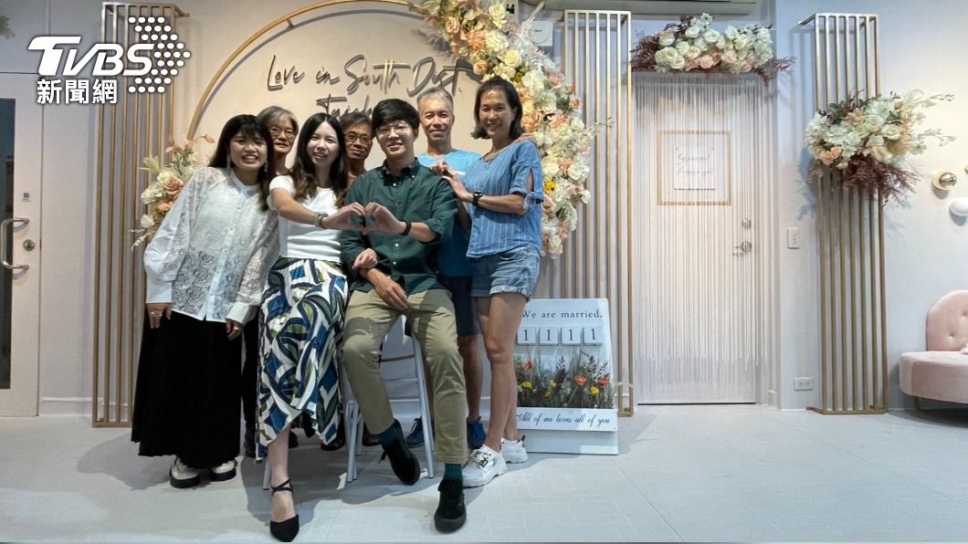 新人結婚登記,家人朋友同行祝福