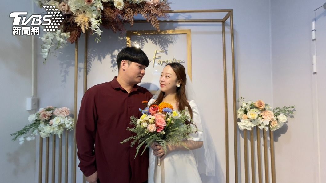 雙十一新人穿婚紗到戶所登記結婚,期待「11、22」成為家庭幸福代碼
