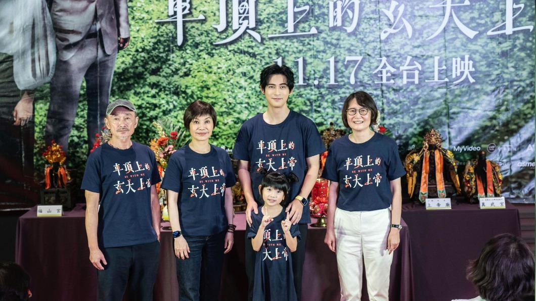 左起林鉅、唐美雲、周渝民、童星張絡扉與導演黃文英。(圖/甲上提供)