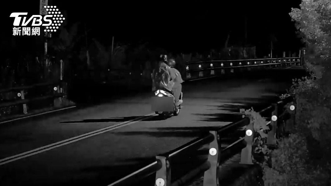 李男和吳男騎車將神像偷走。(圖/TVBS)