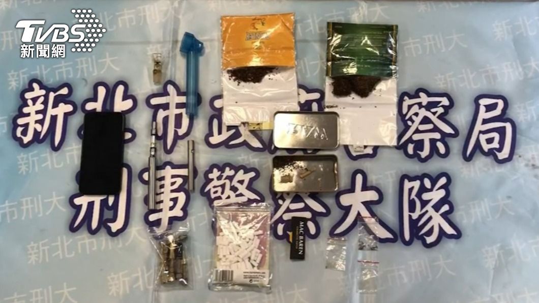 警方搜出毒品工作。(圖/TVBS)