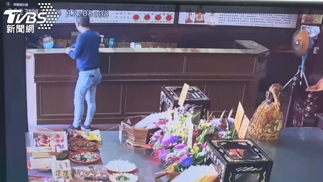 許男利用不知情網友身分宮請神尊。(圖/TVBS資料畫面)