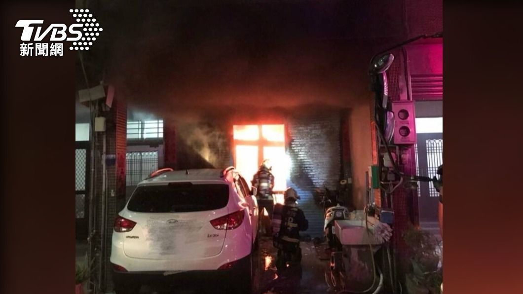 台中梧棲民宅深夜爆火警!透天厝1樓陷火海 夫妻跳樓逃生