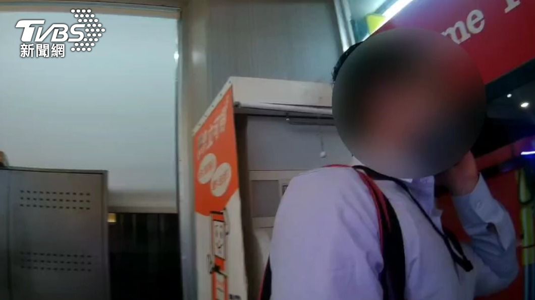 男子急著打電話搬救兵。(圖/TVBS)