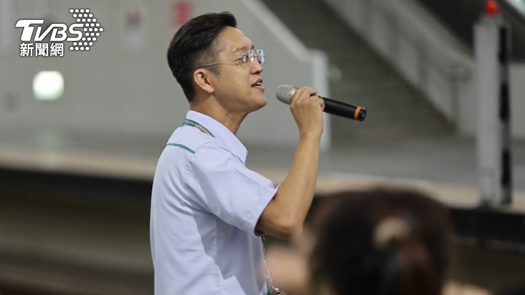 高捷世運站長林忠明高雄捷運公司服務15年,若高雄有大型演唱會都會拿起麥克風獻聲。(圖/TVBS)