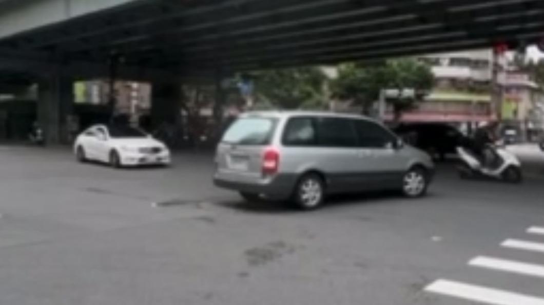 前面機車道!台北橋廂型車「路中倒退嚕」這樣開眾人看傻