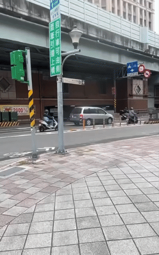 廂型車駕駛行為讓眾人傻眼。(圖/Facebook爆料公社公開版)