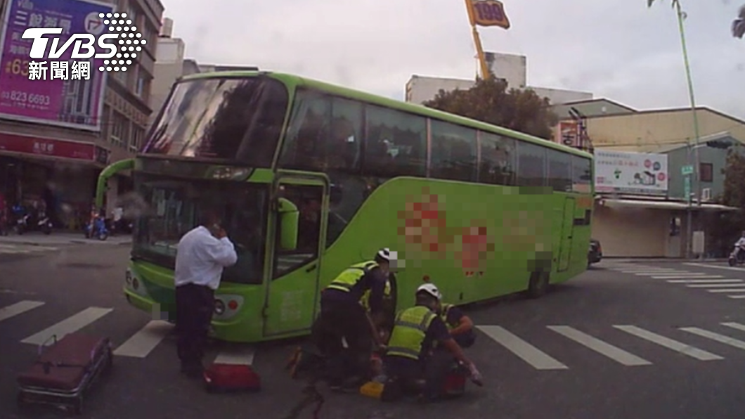 遊覽車駕駛疑似因為視線死角沒注意到老翁。(圖/TVBS)