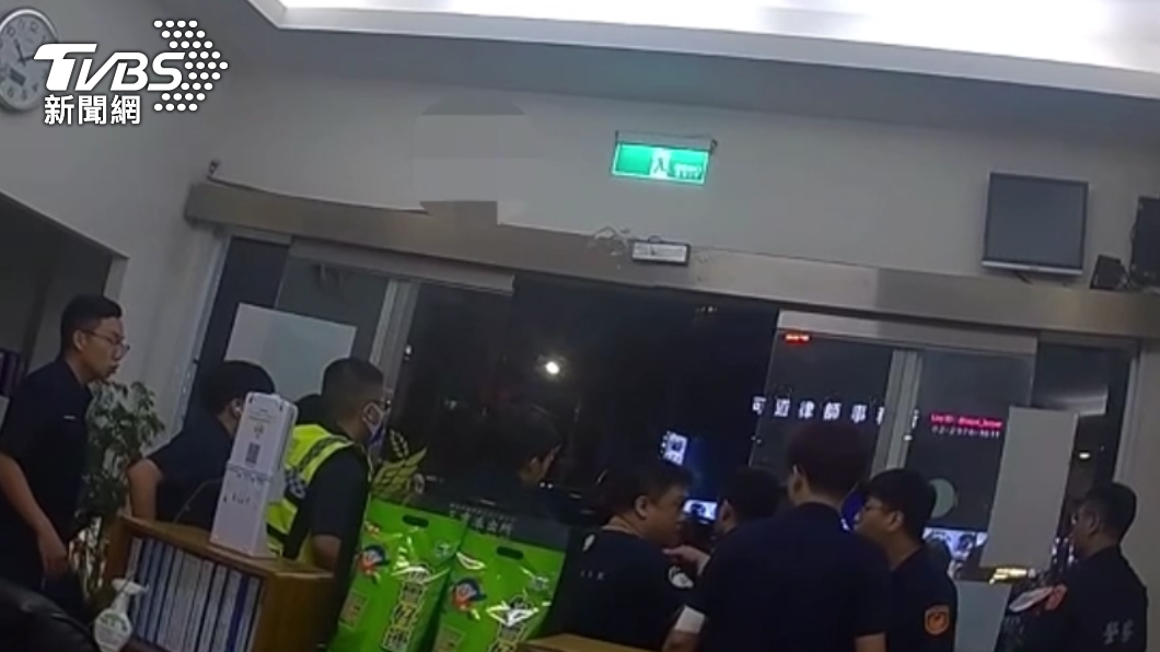 員警當下喝令解散並驅離,並無強勢逮捕。(圖/TVBS)