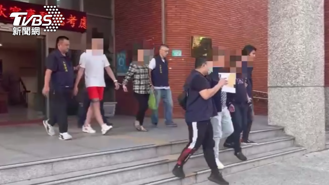 翁姓大哥等人被逮後,二重所長竟還詢問「要不要送宵夜」?(圖/TVBS)