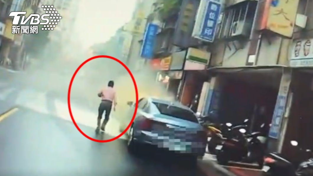 車子行進間起火，男子緊急逃下車。（圖／TVBS）