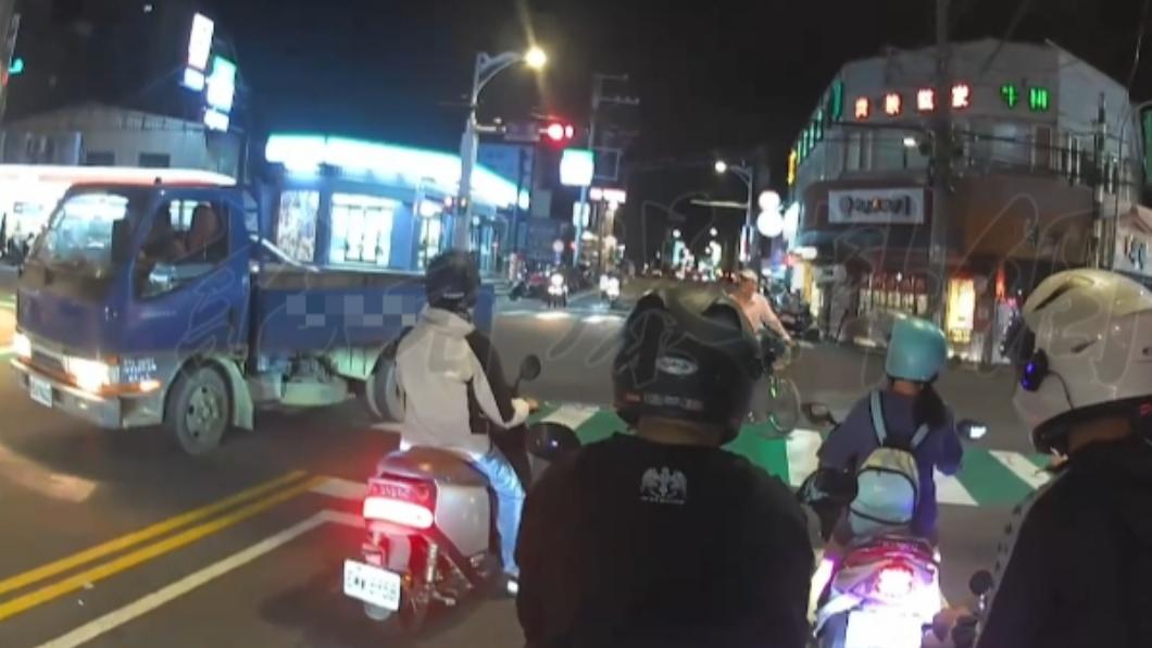 小貨車左轉時差點撞上騎自行車的阿伯。(圖/翻攝自記者爆料網)