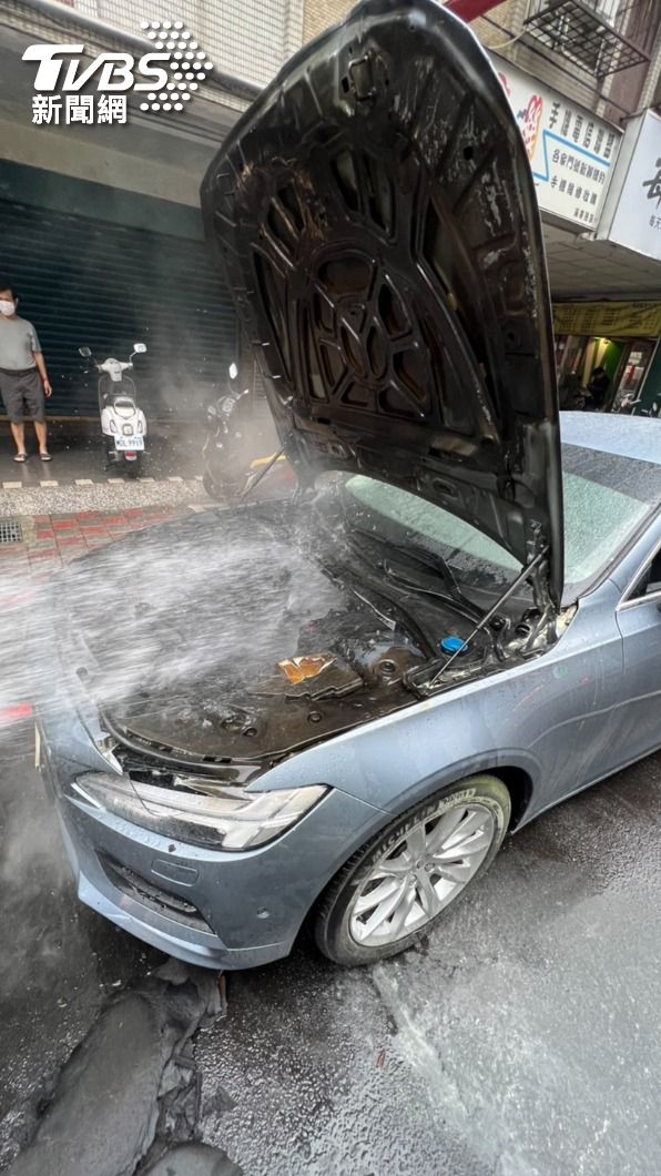 車輛自燃。（圖／TVBS）