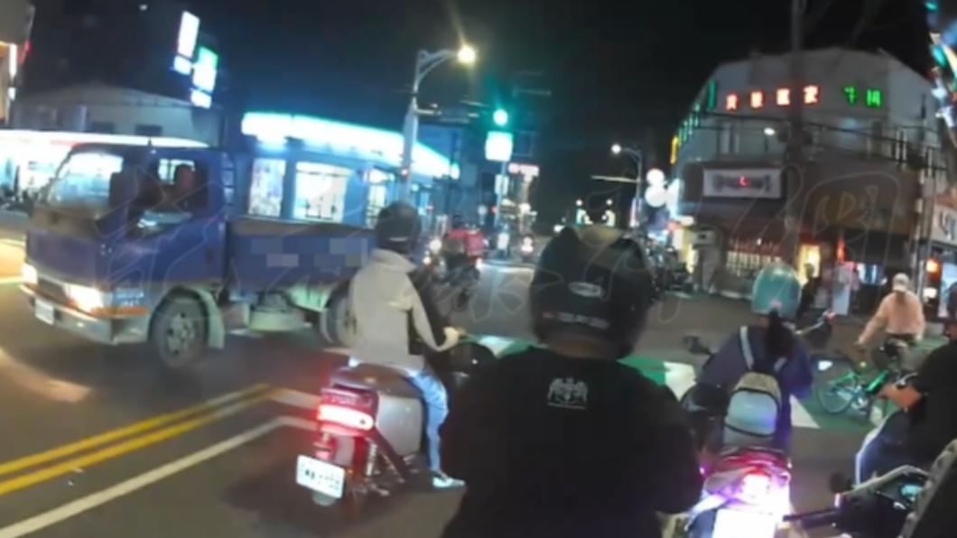 阿伯將自行車停在路邊。(圖/翻攝自記者爆料網)