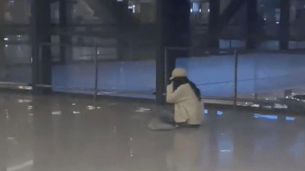 雙11「太過認真購物」！妹子錯過航班　當場崩潰痛哭