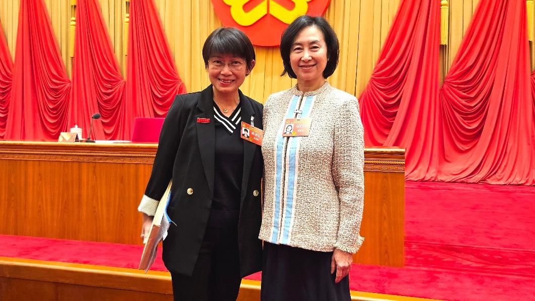 何超瓊現身酒吧唱〈偏偏喜歡你〉 似悼念陳百強逝世30週年